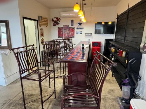 un bar con sillas y una mesa en una habitación en San Tan Flat, en Queen Creek