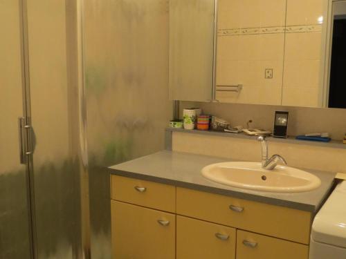 ein Bad mit einem Waschbecken und einem Spiegel in der Unterkunft Appartement Sainte-Maxime, 2 pièces, 4 personnes - FR-1-780-63 in Sainte-Maxime