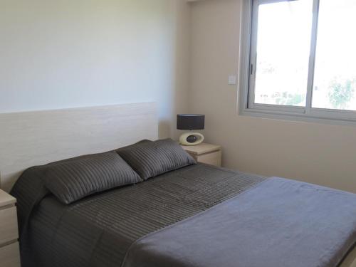 Schlafzimmer mit einem Bett und einem Fenster in der Unterkunft Appartement Sainte-Maxime, 2 pièces, 4 personnes - FR-1-780-63 in Sainte-Maxime