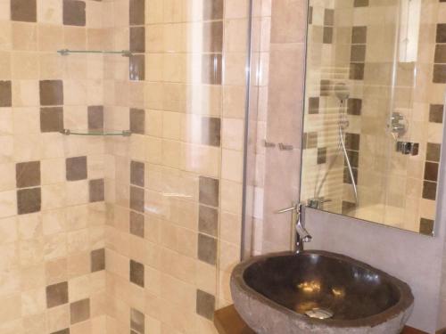 ein Badezimmer mit Waschbecken und Dusche in der Unterkunft Appartement 3 pièces avec terrasse, clim, wifi, garage en centre-ville à Sainte-Maxime - FR-1-780-57 in Sainte-Maxime