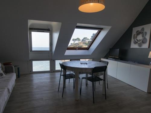 Photo de la galerie de l'établissement Appartement familial à deux pas de la plage - FR-1-418-236, au Palais