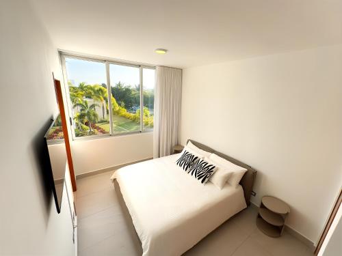Habitación blanca con cama y ventana en Cap Cana Luxury Villa:Piscina,Jacuzzi, en Punta Cana