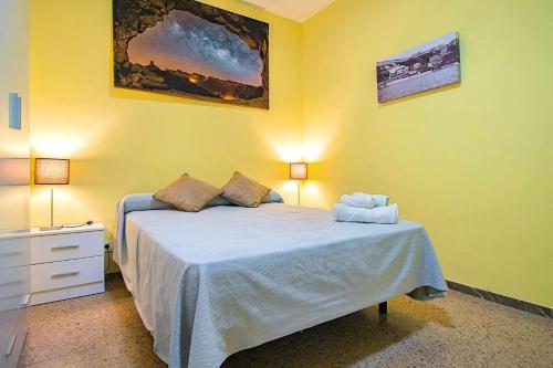 1 dormitorio con 1 cama, 2 lámparas y vestidor en 2 bedrooms appartement at Galdar 150 m away from the beach with wifi, en Gáldar