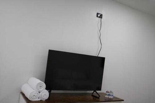Un televisor de pantalla plana sobre una mesa con toallas. en Casa Francisca, en Alegría