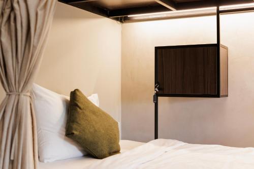 Pom Prap的住宿－C'HOUSE Bangkok，一间卧室配有一张带枕头的床