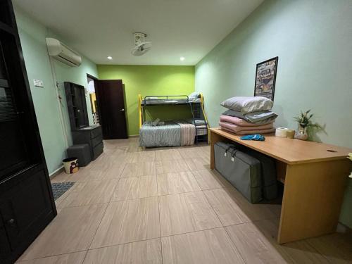 Mega Homestay في بترورث: غرفة مع مكتب وسرير في غرفة