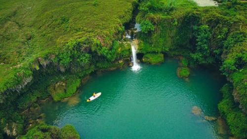 een luchtzicht op een waterval en een boot in een rivier bij Kha Bản Homestay in Cao Bằng