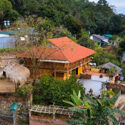 een uitzicht op een huis met een oranje dak bij Kha Bản Homestay in Cao Bằng