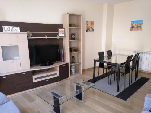 een woonkamer met een glazen tafel en een televisie bij 3 bedrooms appartement with terrace and wifi at Briones in Briones