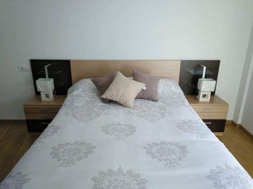 een slaapkamer met een bed met 2 nachtkastjes bij 3 bedrooms appartement with terrace and wifi at Briones in Briones