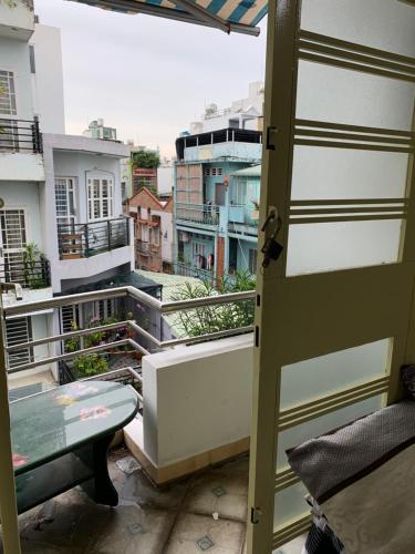 una puerta a un balcón con vistas a los edificios en My home your home en Ho Chi Minh