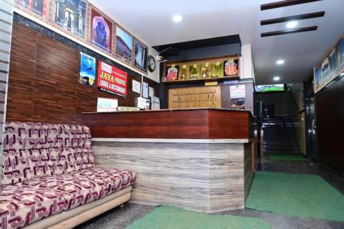 um bar num restaurante com um banco no balcão em Jaya Paradise em Māvalli