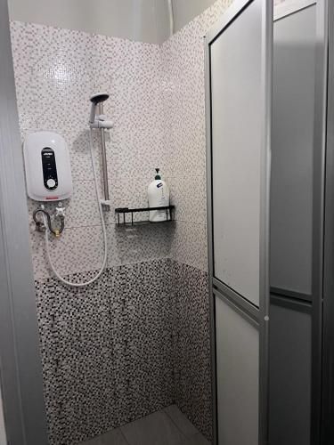 una doccia con una porta in vetro in un bagno di Sunshine House a George Town