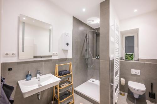 une salle de bain avec un lavabo, une douche et des toilettes dans l'établissement NEU: 100m² - ideal für Familien/Geschäftsr. - HBF, à Coblence