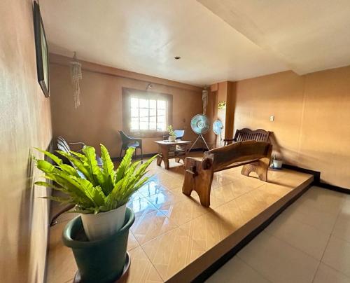 Elegance Guesthouse في مانيلا: غرفة معيشة مع أريكة وطاولة