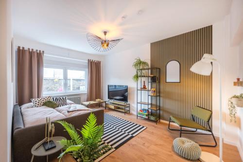 sala de estar con sofá y TV en NEU: 100m² - ideal für Familien/Geschäftsr. - HBF en Koblenz