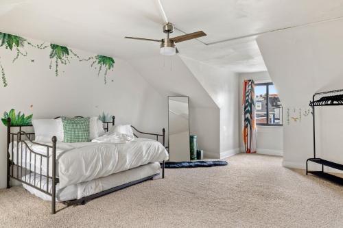 Un dormitorio con una cama y un ventilador de techo. en Contemporary loft 5-min to downtown, en Pittsburgh