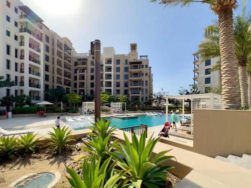 Swimmingpoolen hos eller tæt på Dar Vacation - Blue Spacious Luxury Apartment