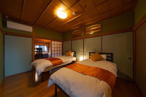別府市にあるKamekawa Yukari Annのベッドルーム1室(ベッド2台付)