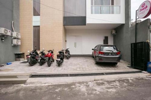 um grupo de motociclos estacionados num parque de estacionamento em CK Residence Syariah em Jomblang