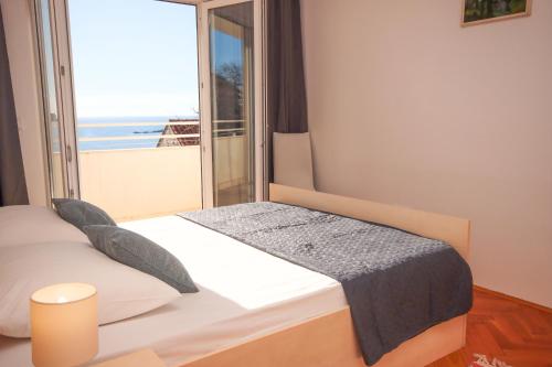 1 dormitorio con 1 cama y vistas al océano en Apartments Mira, en Cavtat