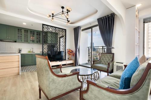 ein Wohnzimmer mit einem Sofa und einem Tisch in der Unterkunft Olala Saigon Apartment - Rivergate Residence in Ho-Chi-Minh-Stadt