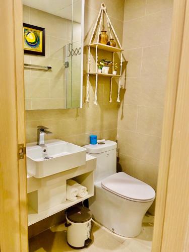 a bathroom with a white toilet and a sink at Premium 2pn The Sóng 5 Sao Homestay Khánh Vân in Vung Tau
