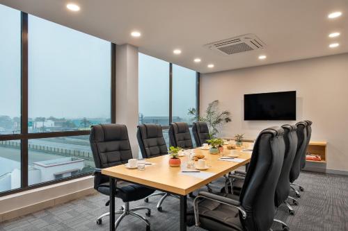 a conference room with a long table and chairs at Ginger Durgapur in Durgāpur