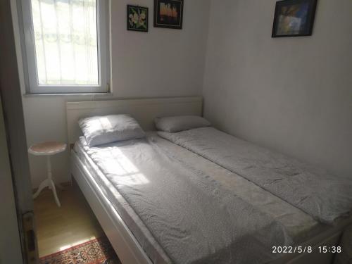 1 cama en un dormitorio con ventana en Mostar House en Mostar