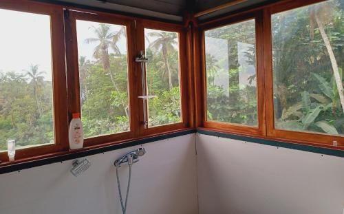 a room with a window with a hose at Pousadinha Mar Ave Ilha in Principe