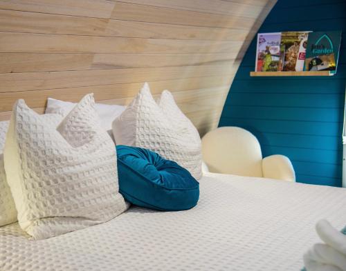 Una cama o camas en una habitación de Jen's Garden Pods