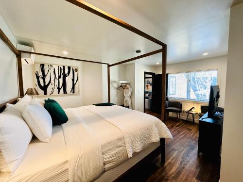 Postel nebo postele na pokoji v ubytování Bespoke Inn Flagstaff