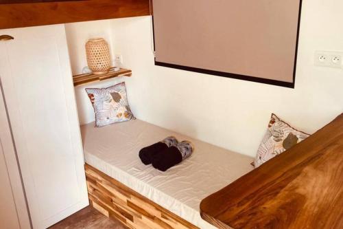 ein kleines Zimmer mit einem Bett in der Wand in der Unterkunft Lodge Agapë in Le Tampon