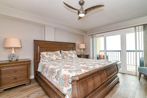Una cama o camas en una habitación de Direct Oceanfront Magic at Sea Marsh w Pool