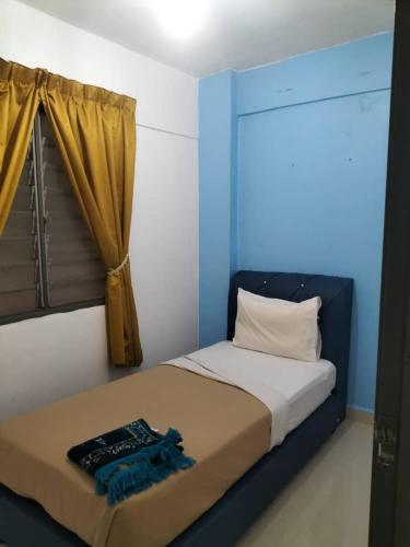 Bett in einem Zimmer mit Fenster und Bettgitter in der Unterkunft yaakub homestay seberang jaya in Kampong Belah Dua