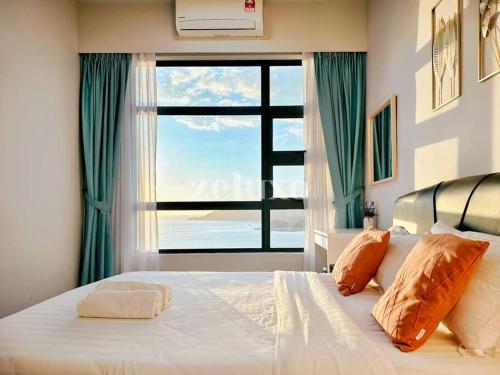 1 dormitorio con 1 cama grande y ventana grande en #10 Jesselton Quay City Pads Seaview by Zeluxo en Kota Kinabalu