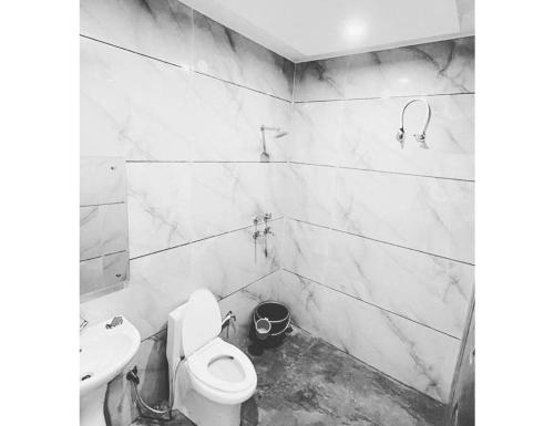 uma casa de banho com um WC e um lavatório em Town house cafe and hotel, Kurukshetra em Kurukshetra