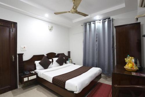 Hisār的住宿－Hotel Suncity & Restaurant，一间卧室,卧室内配有一张大床