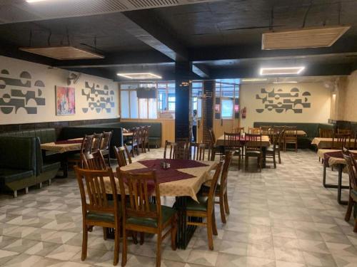 uma sala de jantar com mesas e cadeiras num restaurante em Hotel Suncity & Restaurant em Hisār