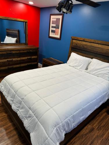 a bedroom with a large white bed and a mirror at Sunrise 3 bed @ sawgrass mills in Sunrise