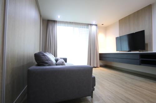 uma sala de estar com um sofá e uma televisão de ecrã plano em Casa del Toro em Makkasan
