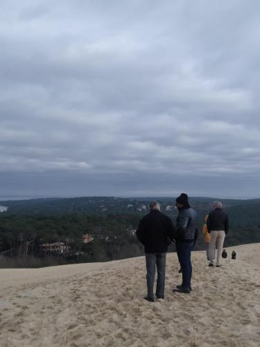 a group of people standing on top of a hill at Chambres Du Petit Bonheur in Biscarrosse