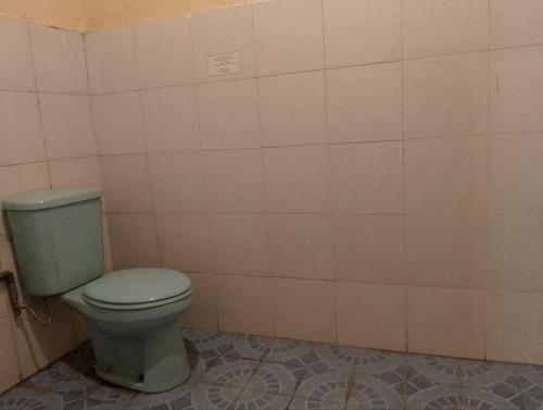 y baño con aseo en una pared de azulejos. en Shanti Homestay Pacung, en Patjung