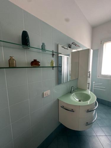 ein Bad mit einem Waschbecken und einem Spiegel in der Unterkunft Morning for you in Bologna
