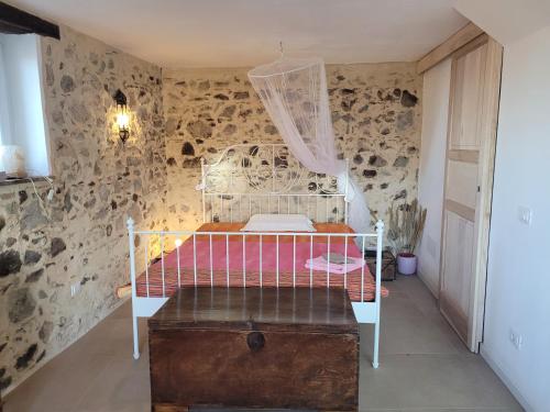 - une chambre avec un lit dans une pièce dotée de murs en pierre dans l'établissement Casa Mare * Monte * Mille Stelle, à Santa Caterina dello Ionio