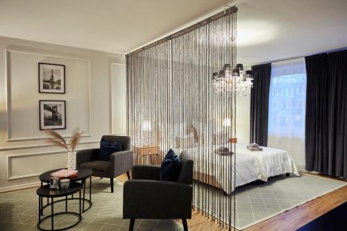 a bedroom with a bed and two chairs and a table at R B Apartment am Airport Hamburg - 1-4 Personen - Küche - Smart TV - Waschmaschine - perfekt für Geschäftsreisende oder Familien in Hamburg