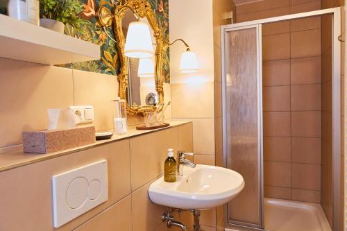 a bathroom with a sink and a shower at R B Apartment am Airport Hamburg - 1-4 Personen - Küche - Smart TV - Waschmaschine - perfekt für Geschäftsreisende oder Familien in Hamburg
