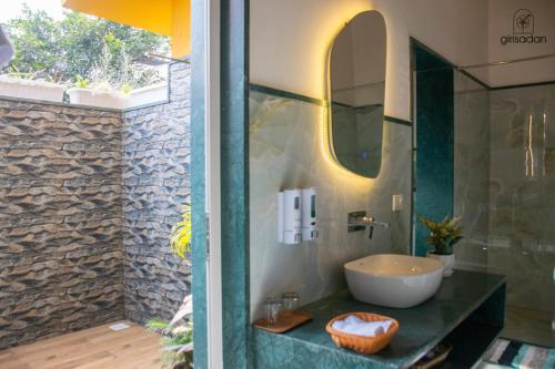een badkamer met een wastafel en een spiegel bij GiriSadan Organic Farm Retreat & Botanical Forest in Jaipur