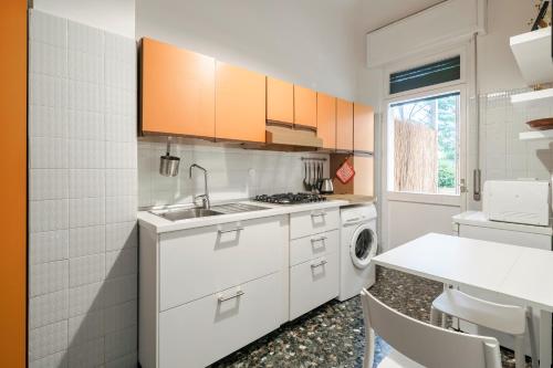 eine Küche mit einer Spüle und einer Waschmaschine in der Unterkunft Trilocale Sporting con giardino privato e WiFi - Sunset Beach in Sirmione