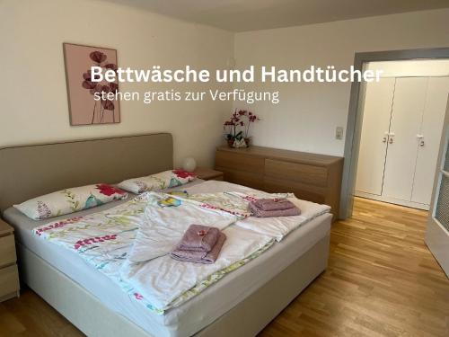 sypialnia z łóżkiem z dwoma ręcznikami w obiekcie Wohnen beim Stadtpark w Grazu